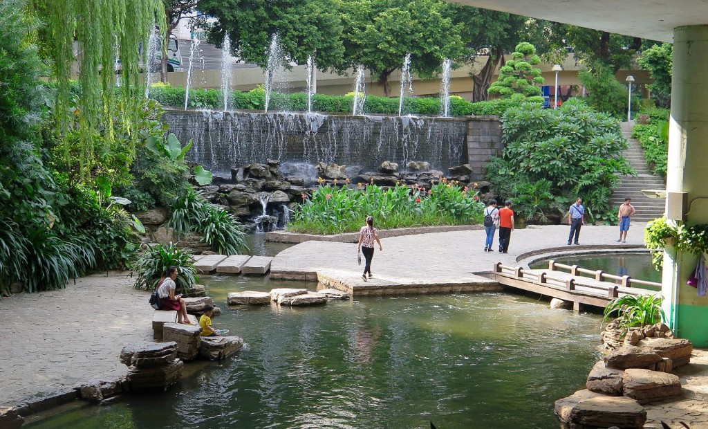 The 4.5-kilometer park along Donghao Chung runs for a time beneath an elevated freeway, and at other moments pools in a plaza open to the light and the sound of fountains. Photo: Keith Schneider 